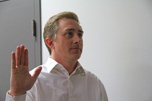 Stephen Snedden is sworn in to fill vacant council seat. Photo by Ben Olson.