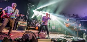 Taylor Hicks performing with Umphreys McGee. Photo by Josh Timmermans.